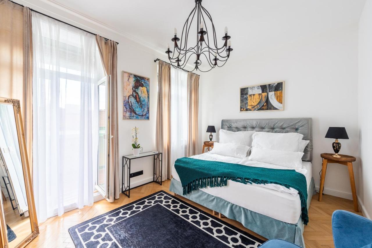 Luxury Apartment With A Balcony And A Terrace Prague Exterior photo